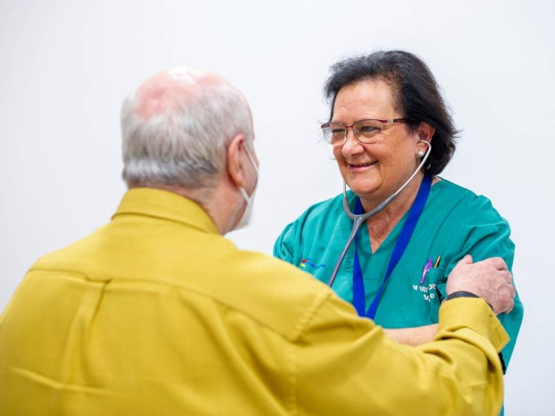 Doctora examinando a un residente